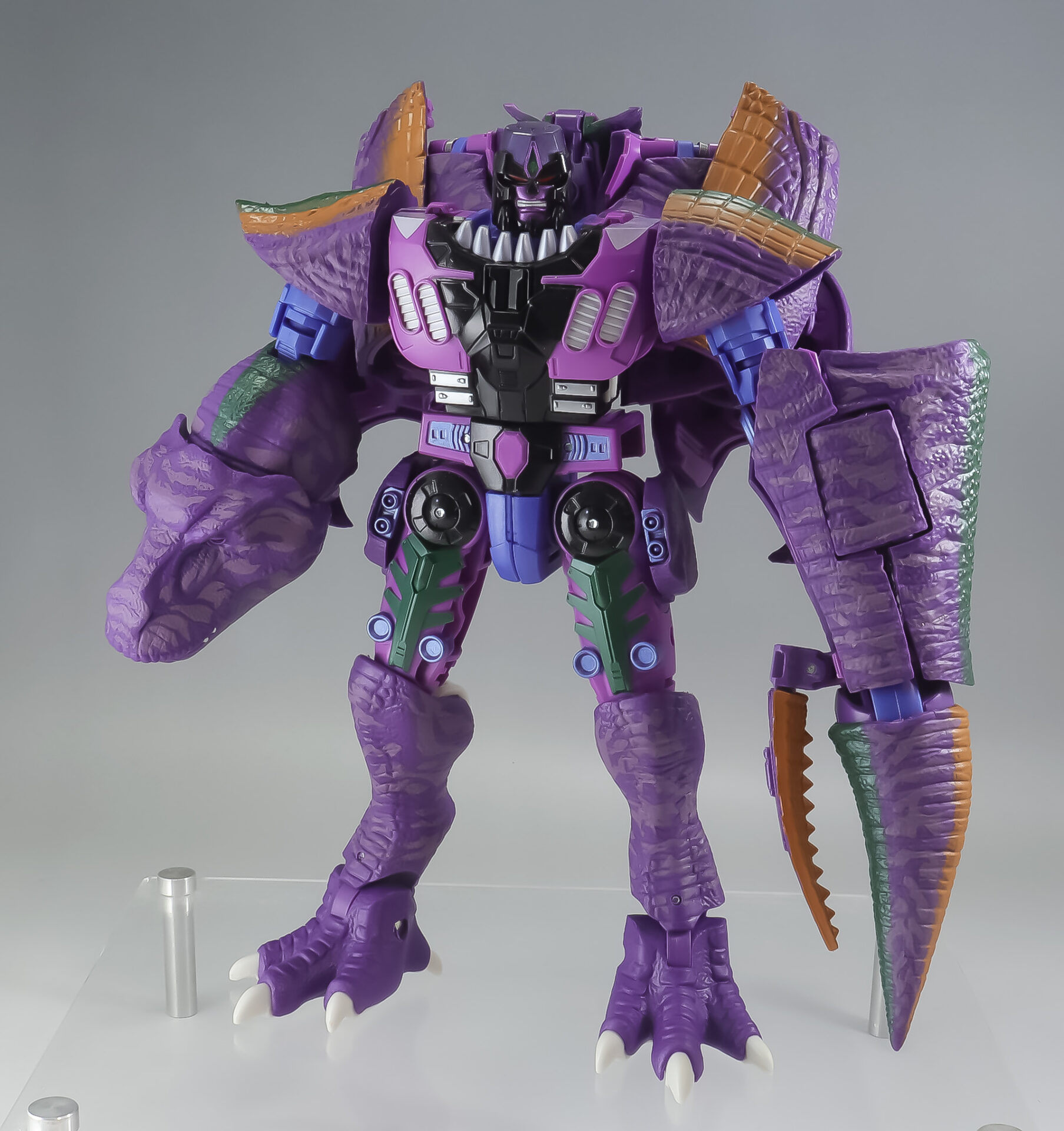 コンボイ　メガトロン　最強ビースト ゴリラに変形する「コンボイ」とティラノザウルスに変形する